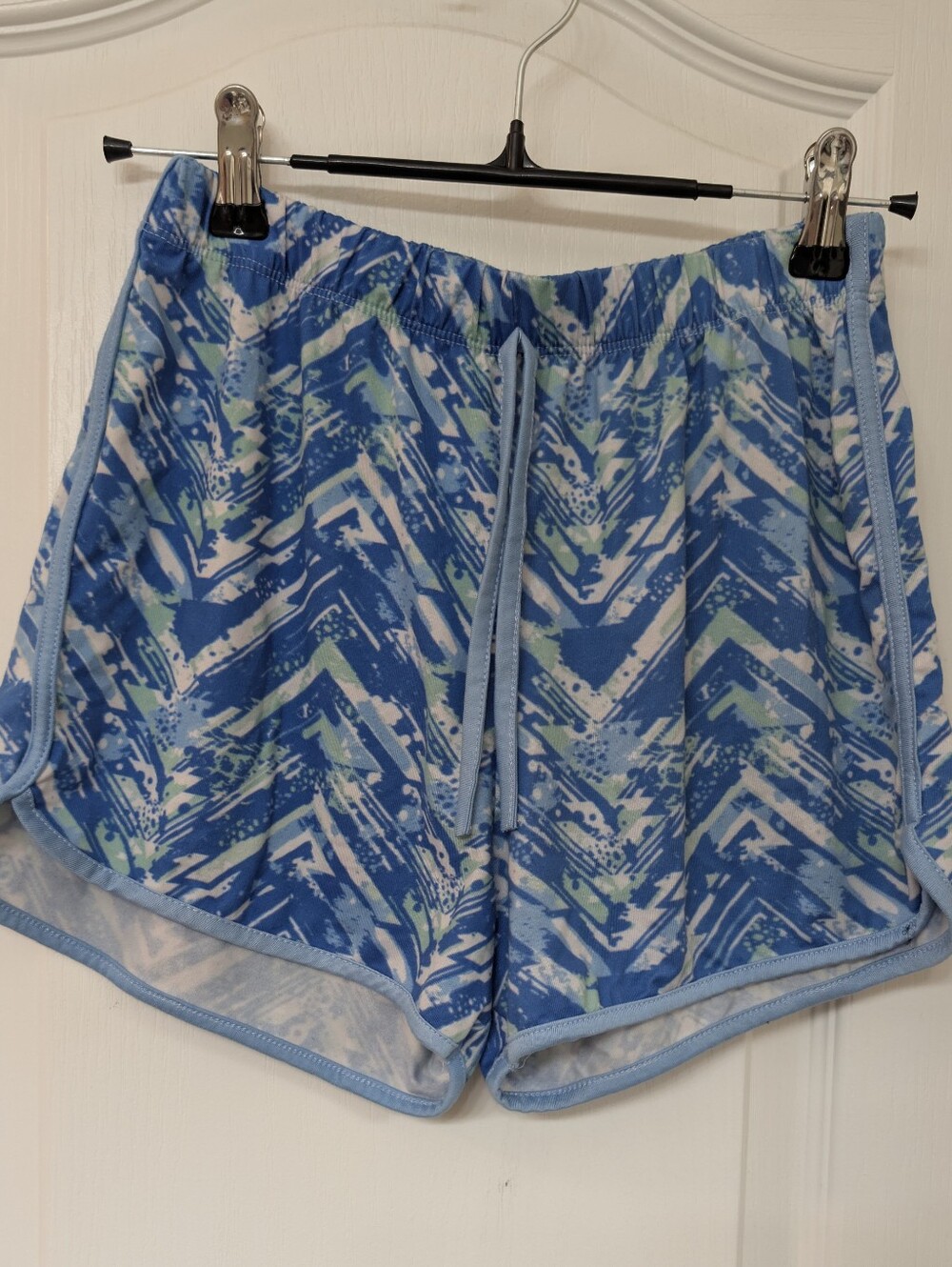 Spoiled Angel Blue Abstract Chevron Print Shorts
